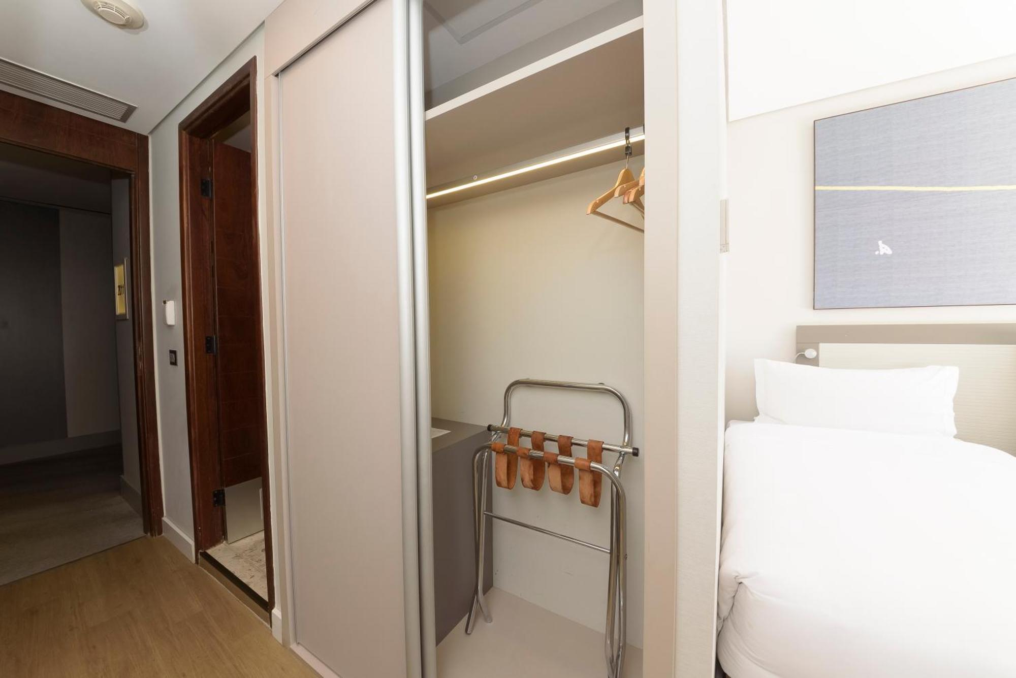 Royal Tulip Brasilia Alvorada Hotel Exterior photo A sliding door